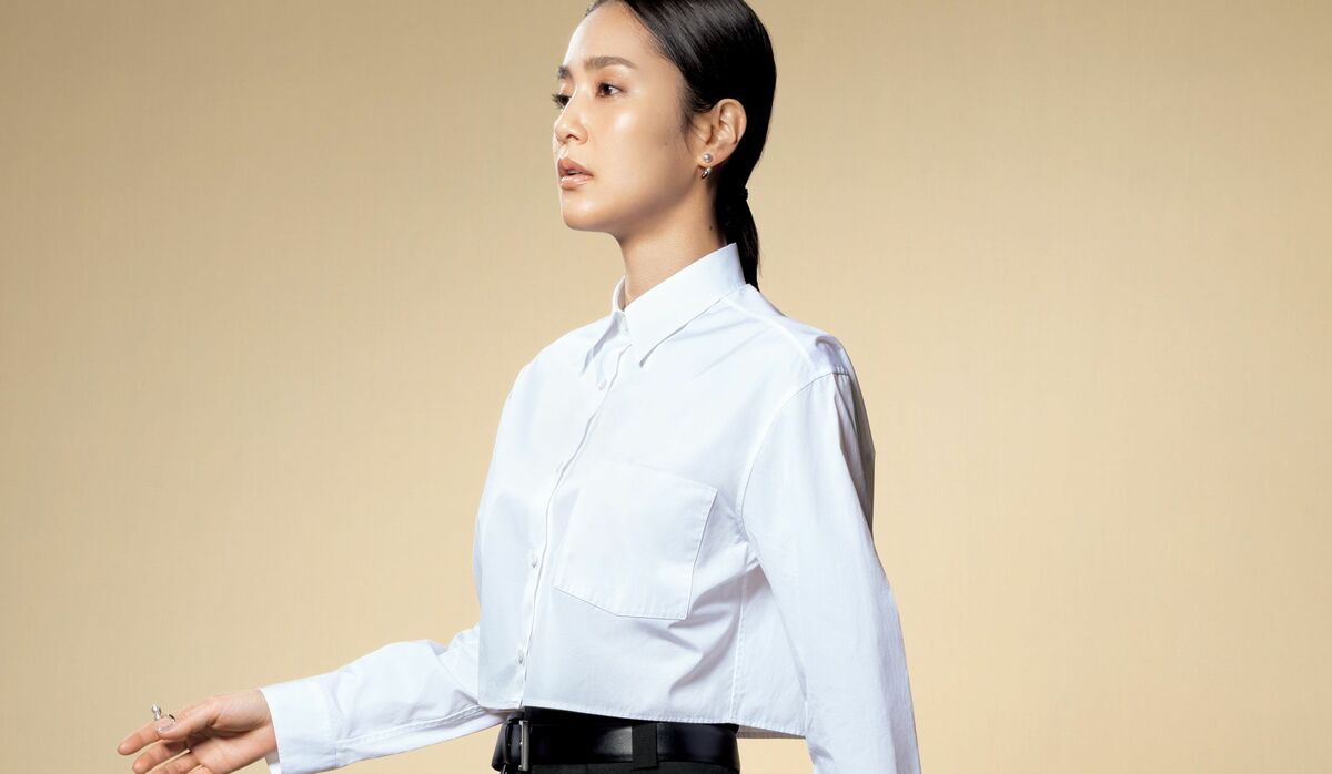 4/12 Wed｜「プラダ」のクロップドトップス＆ハイウエストボトムで“白