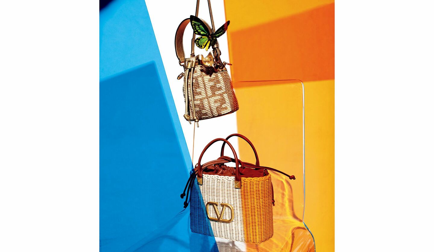 「フェンディ」のかごバッグ『モン トレゾール』と、「ヴァレンティノ ガラヴァーニ」のかごバッグ『Vロゴ シグネチャー ウィッカー バスケットバッグ』と、椅子
