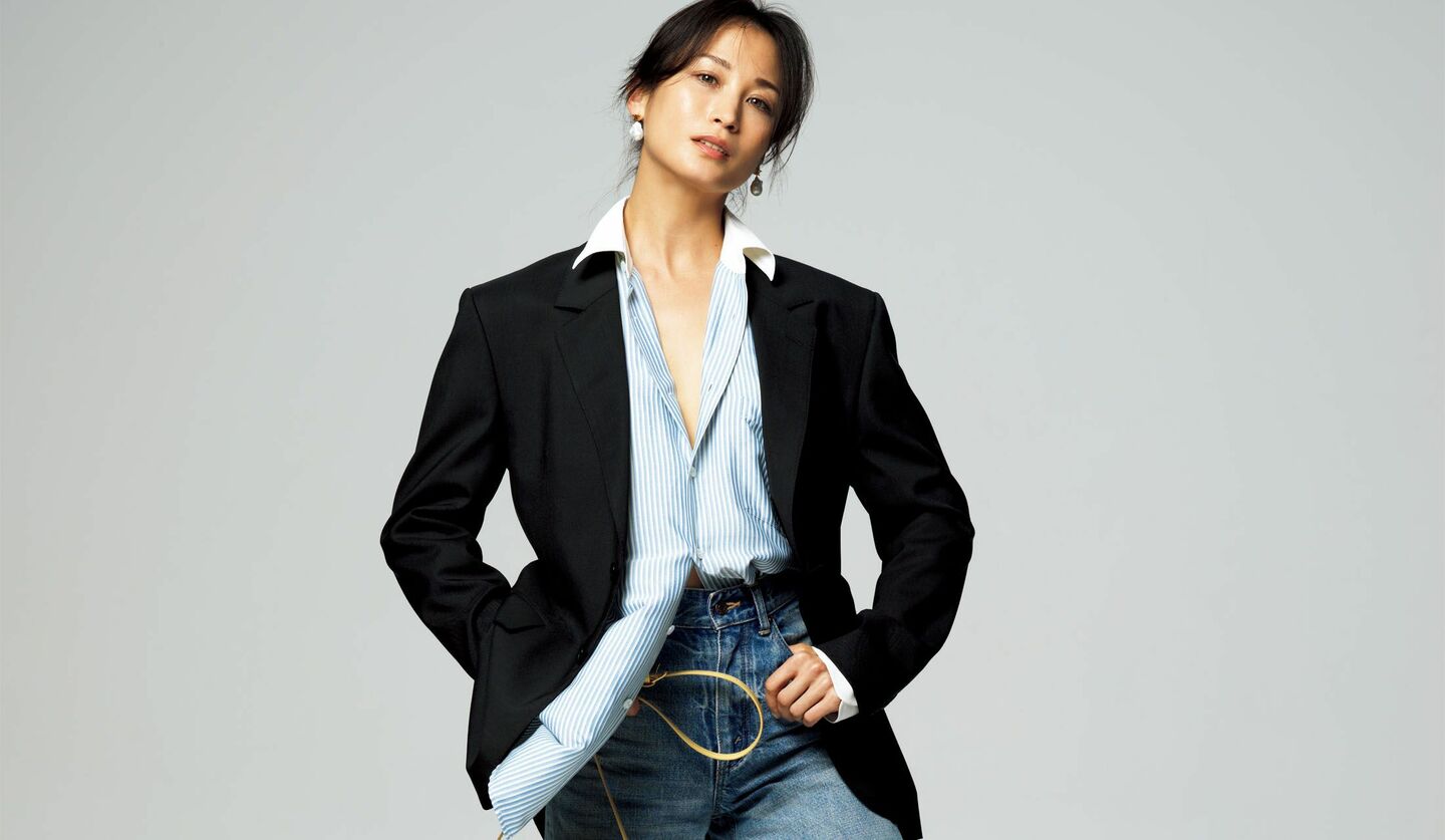 「セリーヌ 」のデニムパンツを着用したモデルの黒田エイミさん