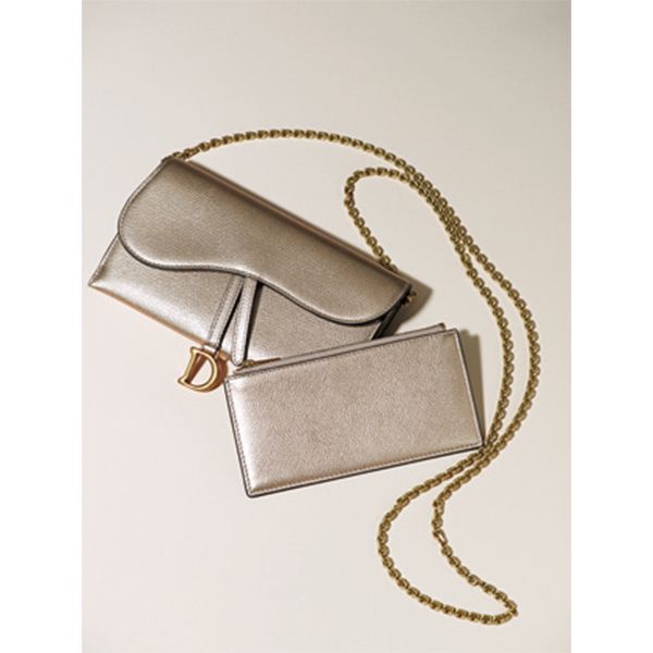 ウォレットバッグに変身！チェーンを付ければウォレットバッグとしても使用可。取り外し可能なファスナーポーチ付き。