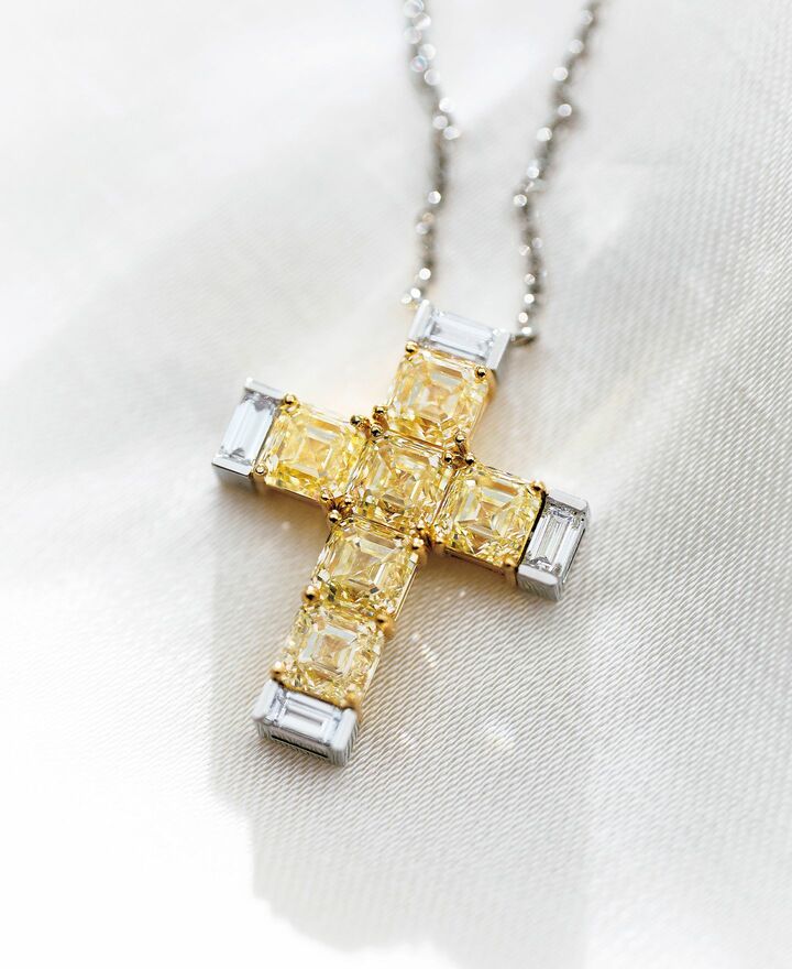 ハリー・ウィンストンのペンダント『イエロー ダイヤモンド クロス ペンダント』