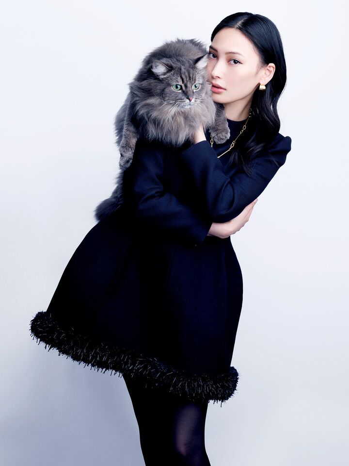 猫を抱いたモデルの大政 絢さん