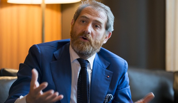 ブルガリの時計のデザインを担当するファブリツィオ・ボナマッサ・スティリアーニ氏。チタン、ロジウムコーティングのステンレススティール、ピンクゴールドというケース＆ブレスレットにあわせて、滝の色やコントラストをどのように表現するか苦心したと語った。