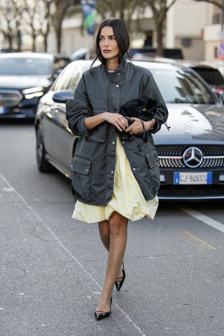 黒小物がチャコールグレーのブルゾンに寄り添い、装いに深みをもたらしています。