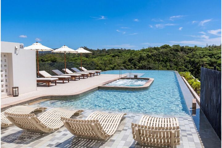 「BLISSTIA SUITES & RESORT 沖縄恩納村」のインフィニティプール