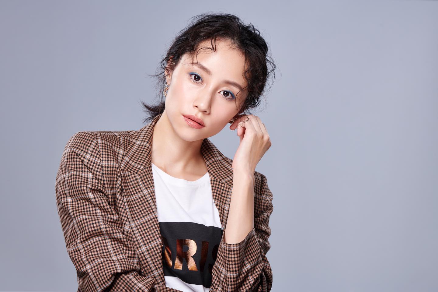 ジャケット¥ジャケット¥43,000・Tシャツ¥11,000(三喜商事〈イブルース〉) ピアス¥17,000・ブレスレット¥36,000・リング¥26,000(すべてリンクス オブ ロンドン阪急うめだ本店)