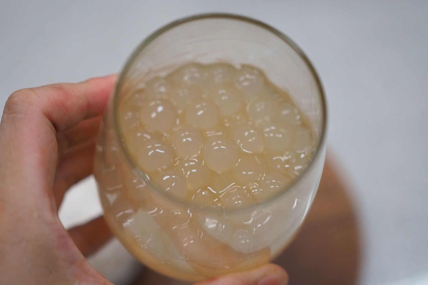 実はホワイトタピオカにはほんのり色がついています。これは、味付けの三温糖と蜂蜜によるもの。