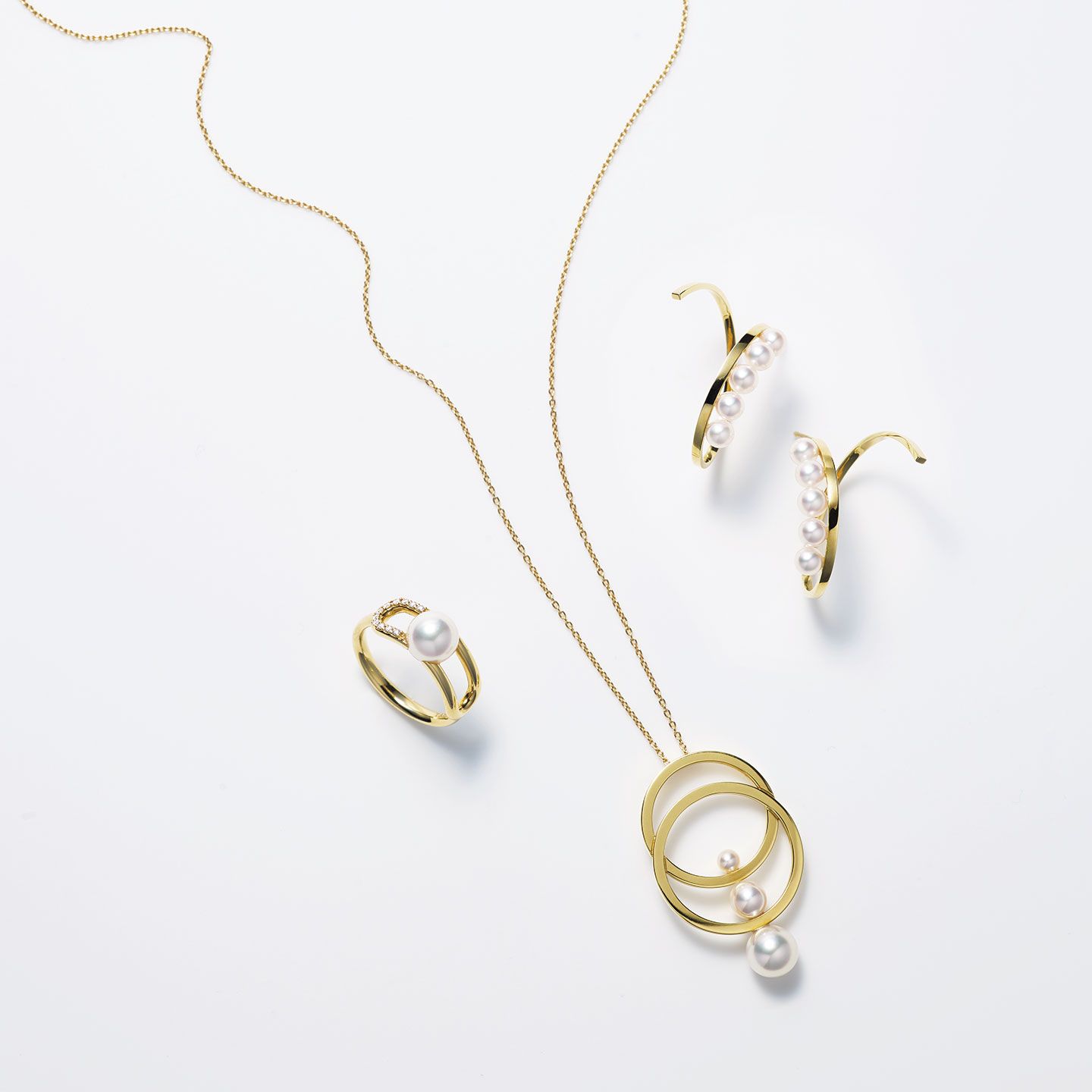 ピアス『ア ファイン バランス』¥210,000【イエローゴールド×あこや真珠】・ペンダント『コズミック』¥320,000【イエローゴールド×あこや真珠】・リング『ファイン リンク』¥250,000【イエローゴールド×あこや真珠×ダイヤモンド】(TASAKI)