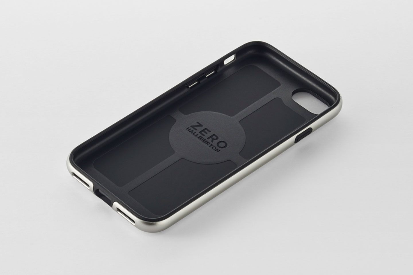 内側にはインナーケースを配し、しっかりとiPhoneを固定。