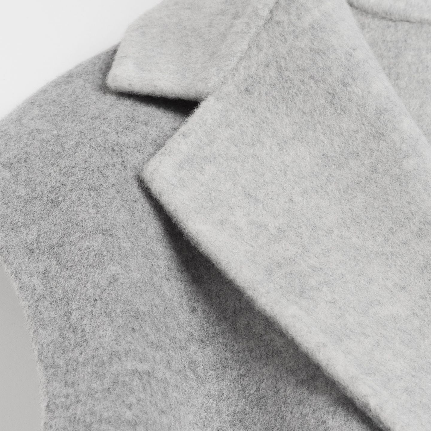 なめらかなウールカシミアは温もり感も格別