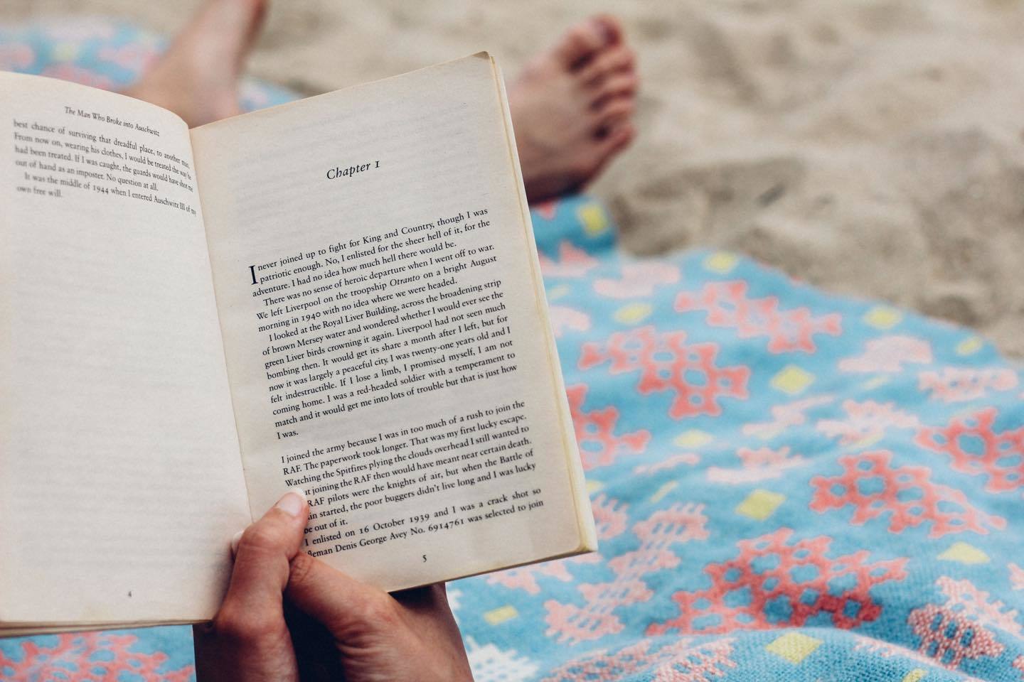 お庭に向かっての読書。Photo by Rachel Lees on Unsplash