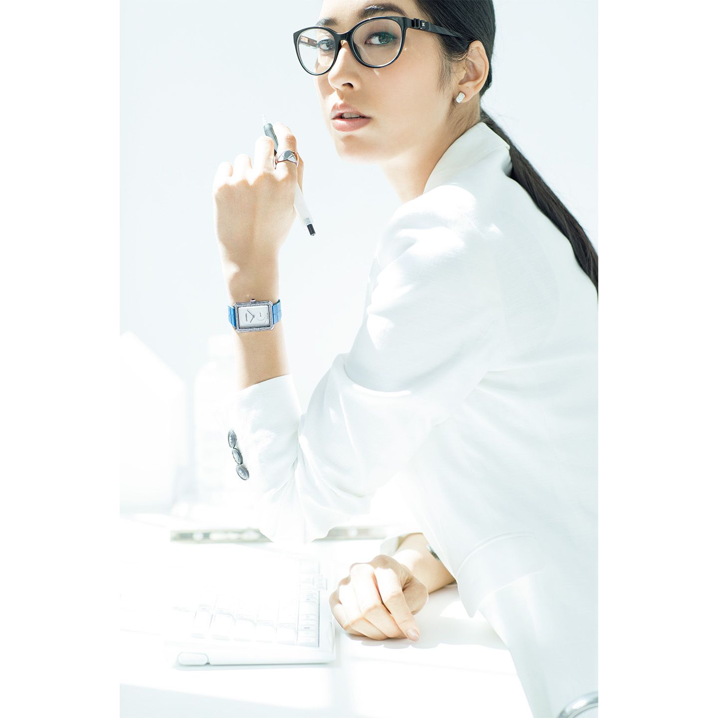 時計「ボーイフレンド」¥3,150,000・リング¥367,000(シャネル)、ジャケット¥105,000(三喜商事〈ボグナー〉)、眼鏡・ペン/私物