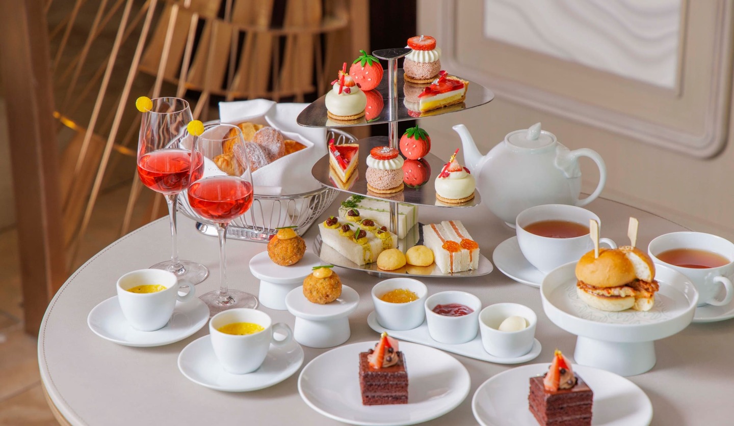 フォーシーズンズホテル丸の内 東京「ストロベリー＆チョコレート アフタヌーンティー」