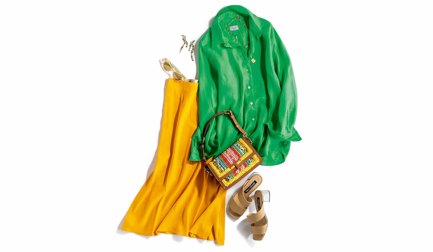 鮮やかなグリーンのシャツとイエローのスカートのコーディネート