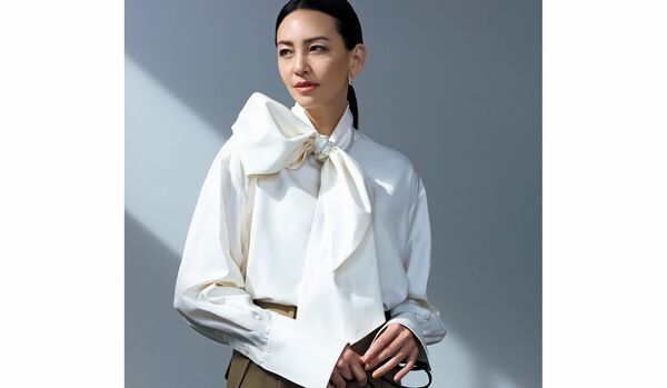 モダンな華やぎを演出してくれる「セリーヌ」のブラウス｜気品を放つ大ぶりボウで佇まいに自信を