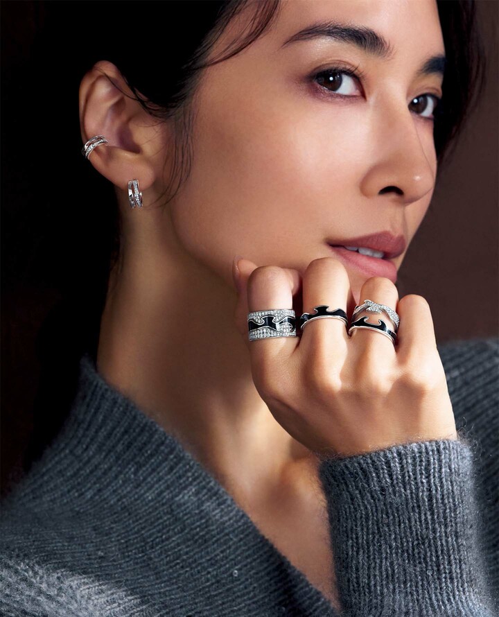 「ジョージ ジェンセン」のジュエリーを着用したモデルの立野リカさん