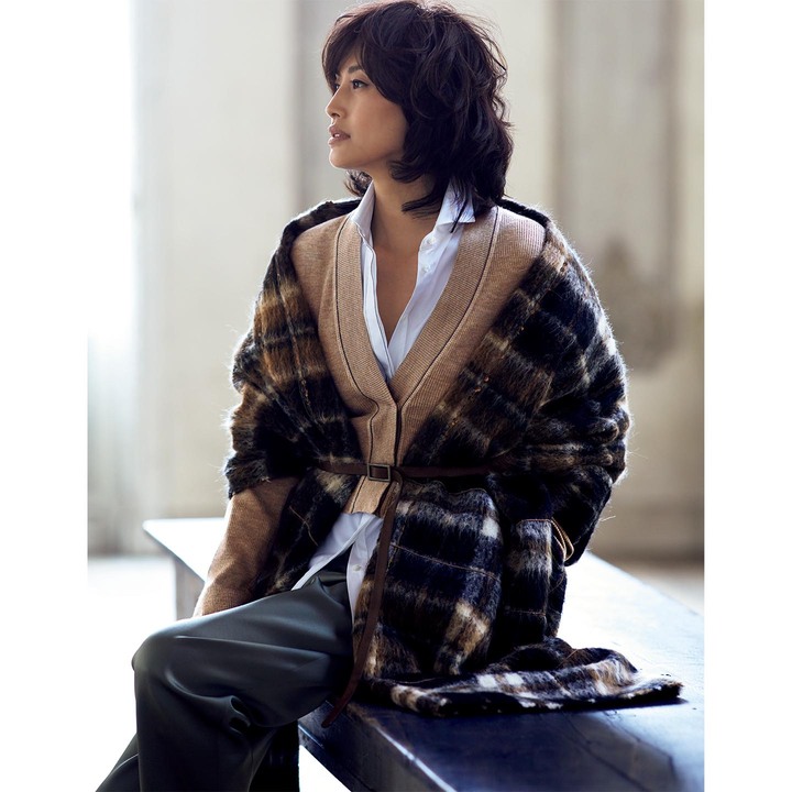 「メイプルベージュ」のカーディガン￥180,000・ストール［ベルト付き］￥271,000・シャツ￥97,000・パンツ￥168,000（ブルネロ クチネリ ジャパン）