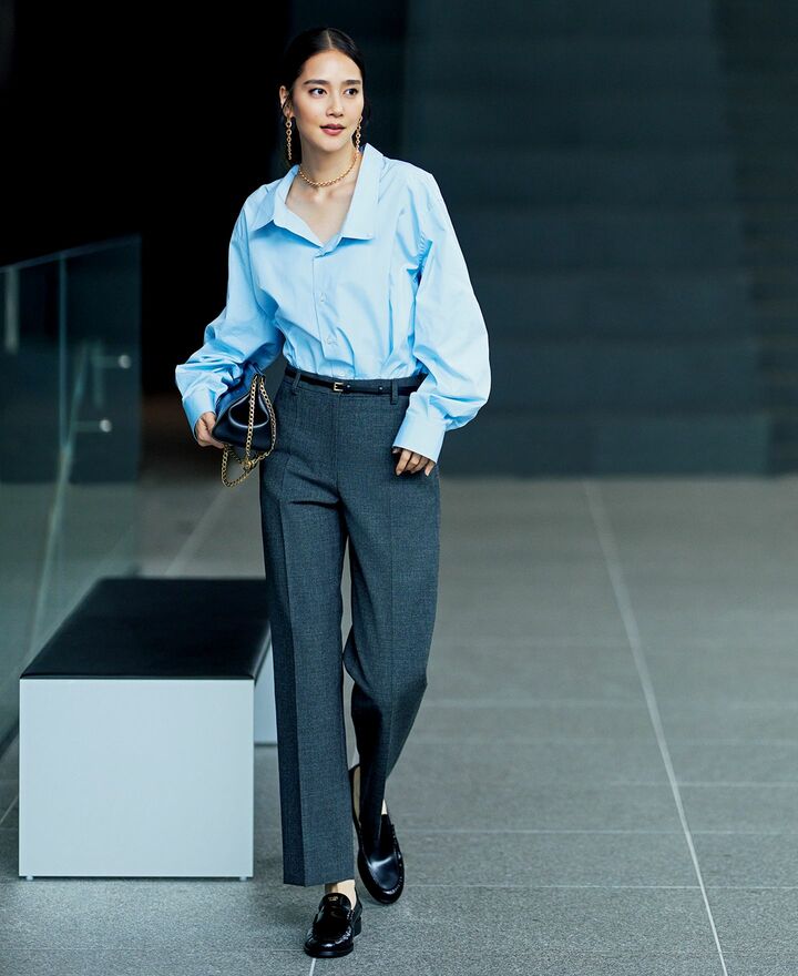 ライトブルーのシャツコーデ