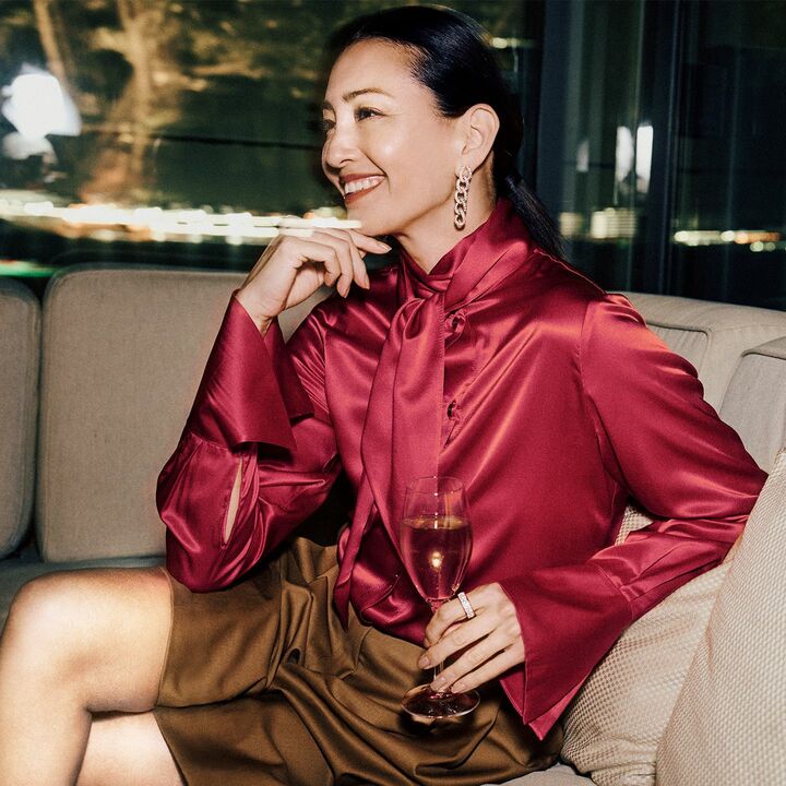 ポメラートのイヤリング『カテネ』を着用したモデルのRINAさん