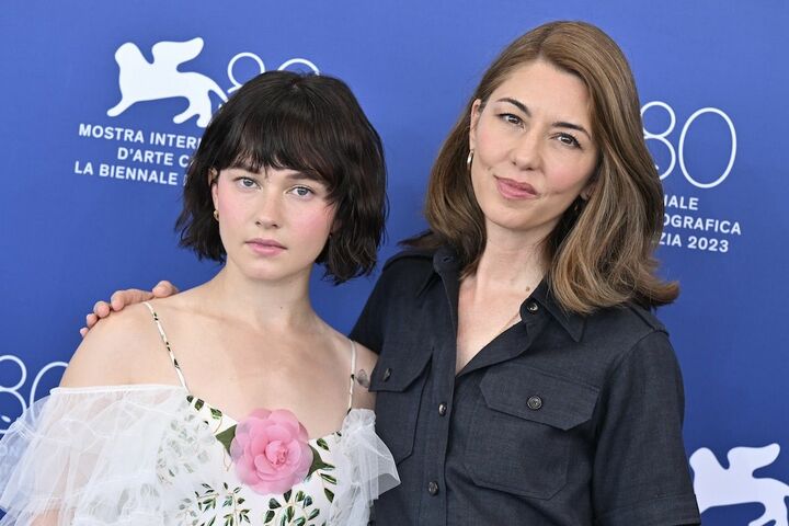 出演のケイリー・スピーニーと。