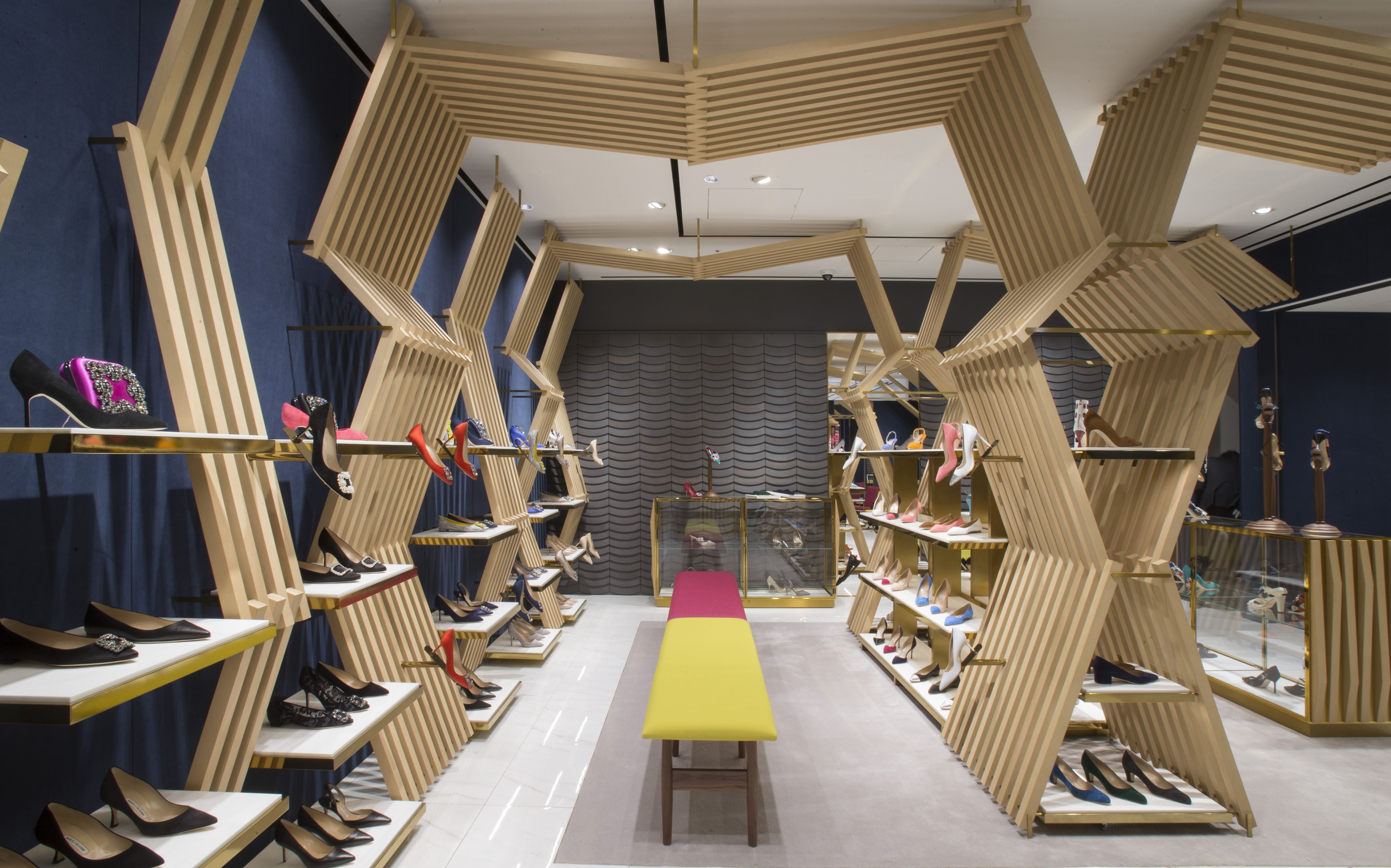 マノロ・ブラニク(Manolo Blahnik)のGINZA SIX(銀座シックス)店 内観