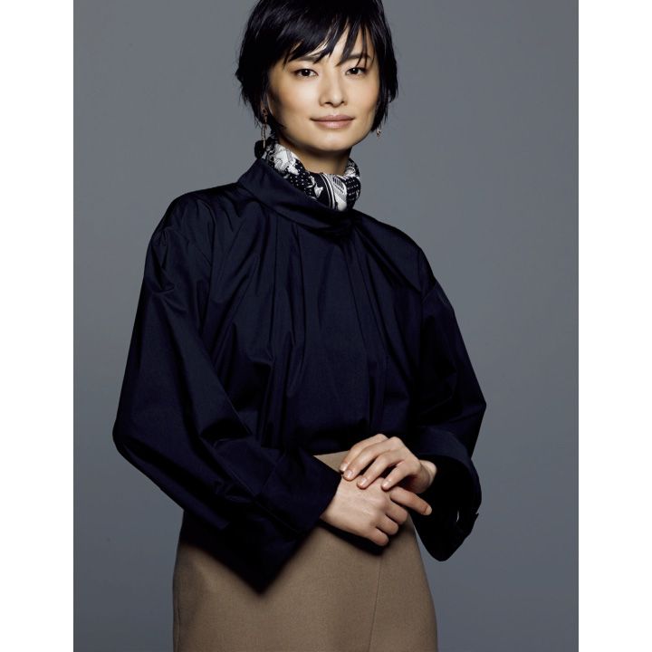 スカーフ『バンダナ』《エクスリブリス》・ピアス(エルメスジャポン)、ブラウス(アストラット 新宿店〈アストラット〉)、スカート(アオイ〈ポール カ〉) 撮影/熊澤 透 BY:『Precious10月号』小学館、2018年
