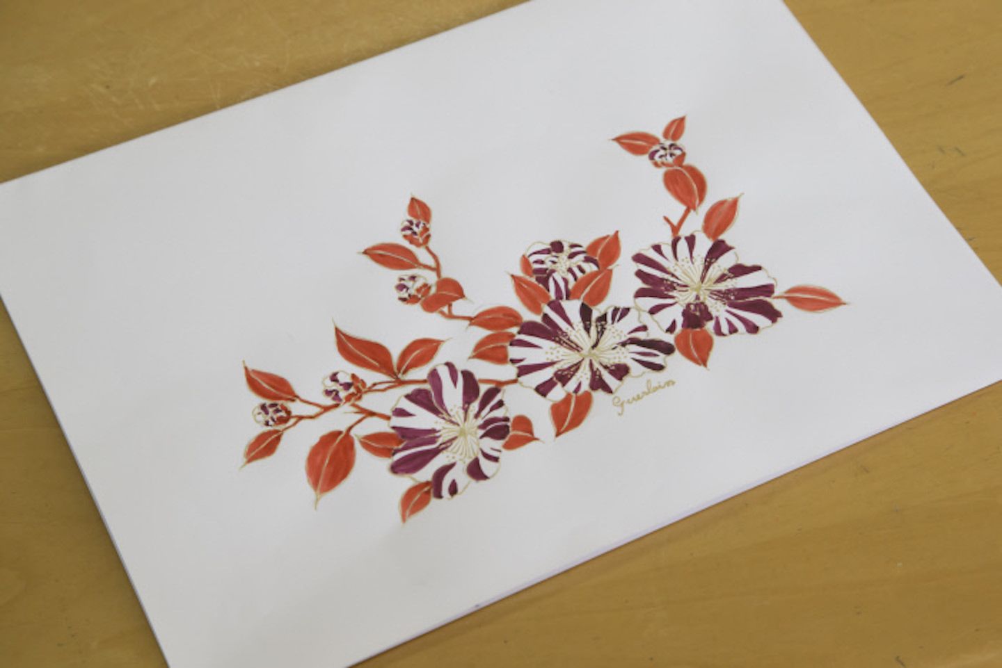 ボトルを色鮮やかに彩るのは、熟練の職人によって描かれた山茶花(さざんか)
