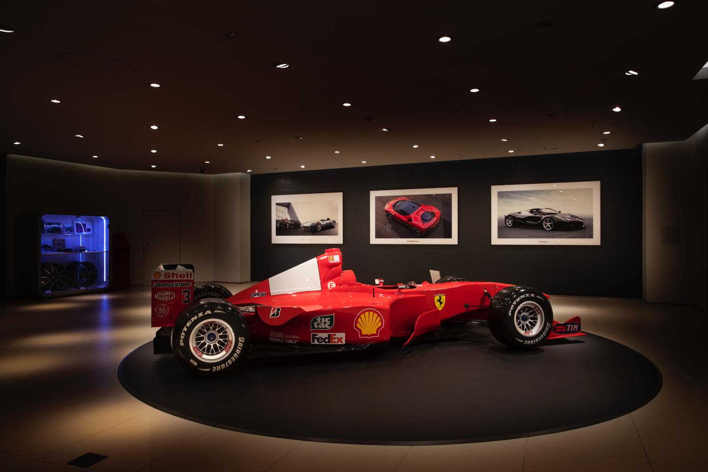 車両製品展示スペースではフェラーリの偉大なヘリティッジが飾られる。