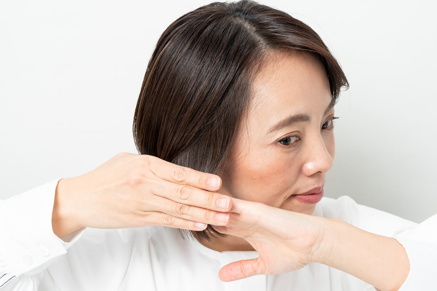 髪全体にオイルをなじませたら、手に残ったオイルをもみあげ部分に重ねづけ。