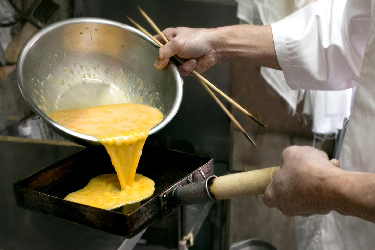 油を敷いた玉子焼き器に卵液を流し入れます
