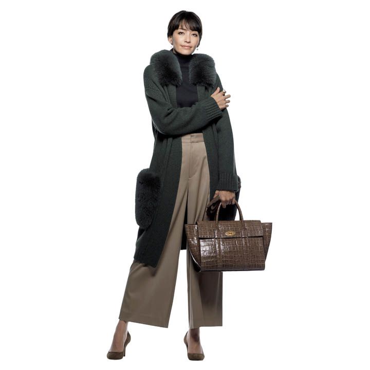【7】ベージュパンプス×黒ニット×グレージュパンツ×カーキコート