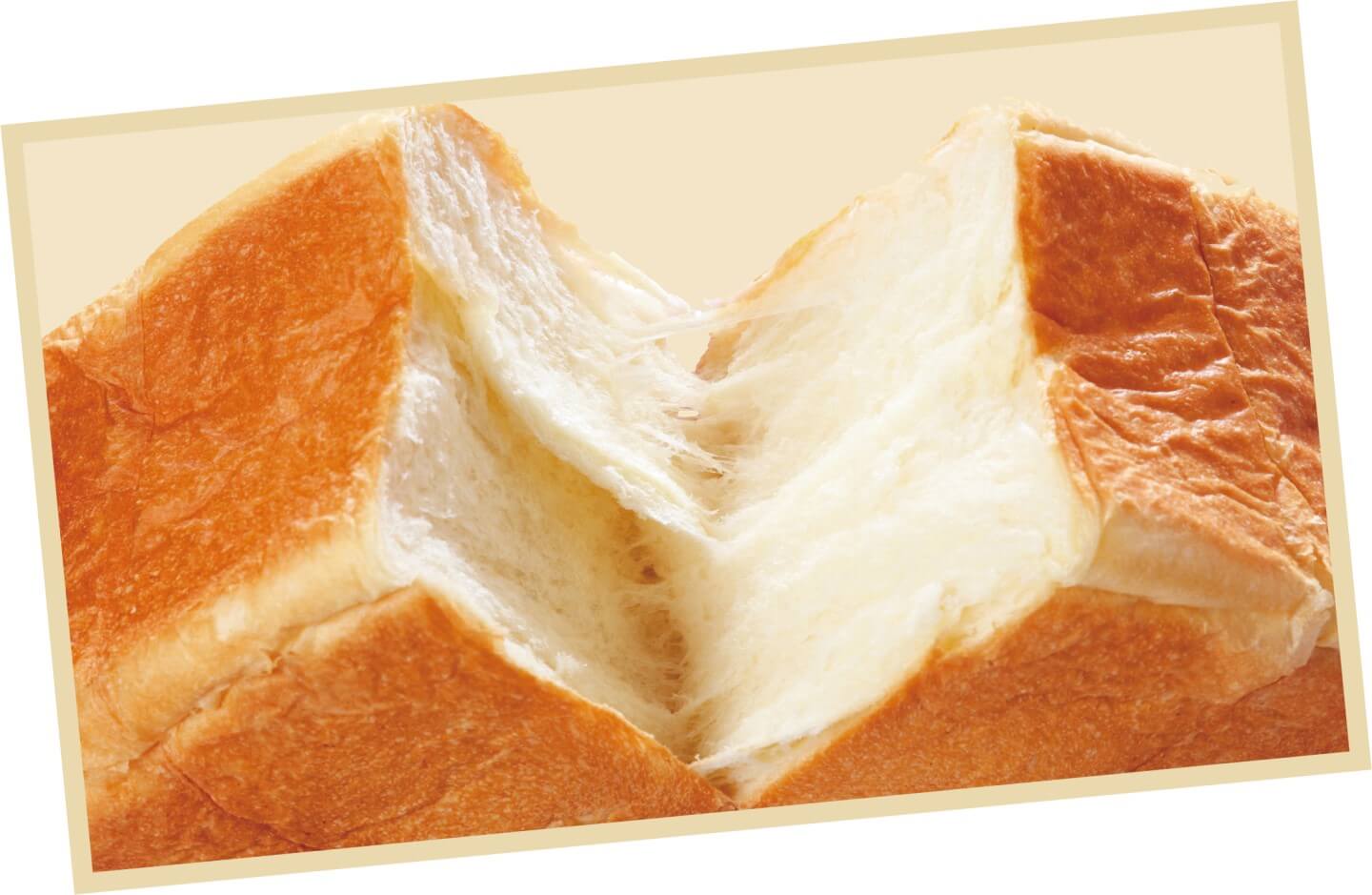 食パンをちぎっている画像