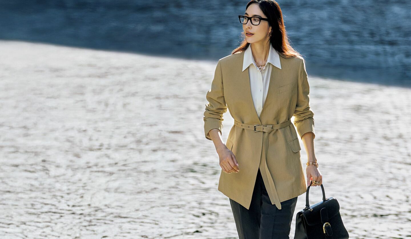 ブリオーニのウエアを着用したモデルの立野リカさん