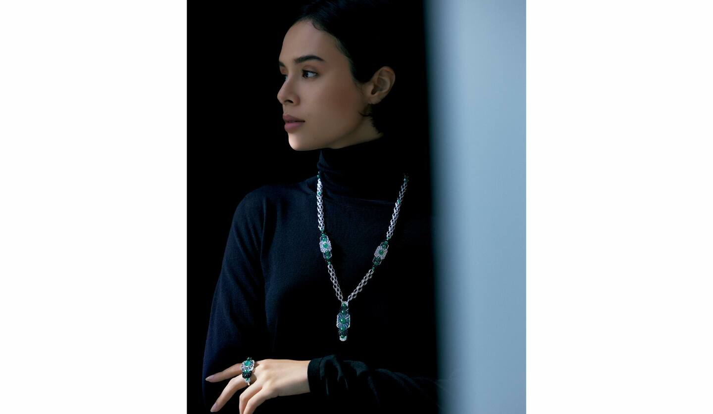 「カルティエ」の最新ハイジュエリーコレクション『シジエム サンス パル カルティエ』のネックレスとリングをつけたモデル