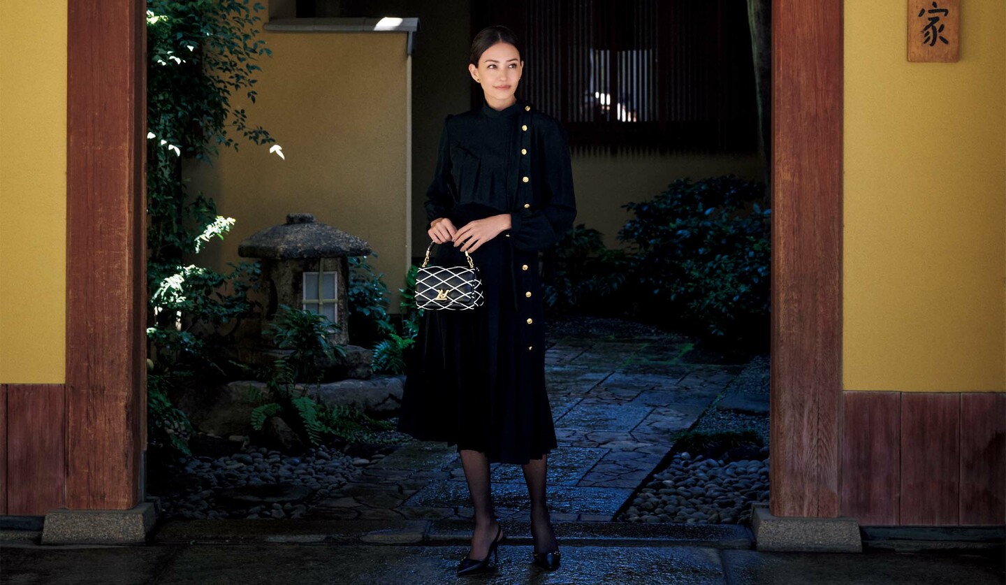ルイ・ヴィトンのワンピースを着用したモデルのRINAさん