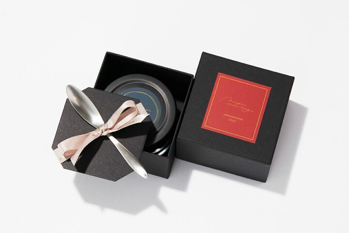 『プレミアムバター』も、『厳選 高級塩』同様スプーン付きのギフトボックス入り。 