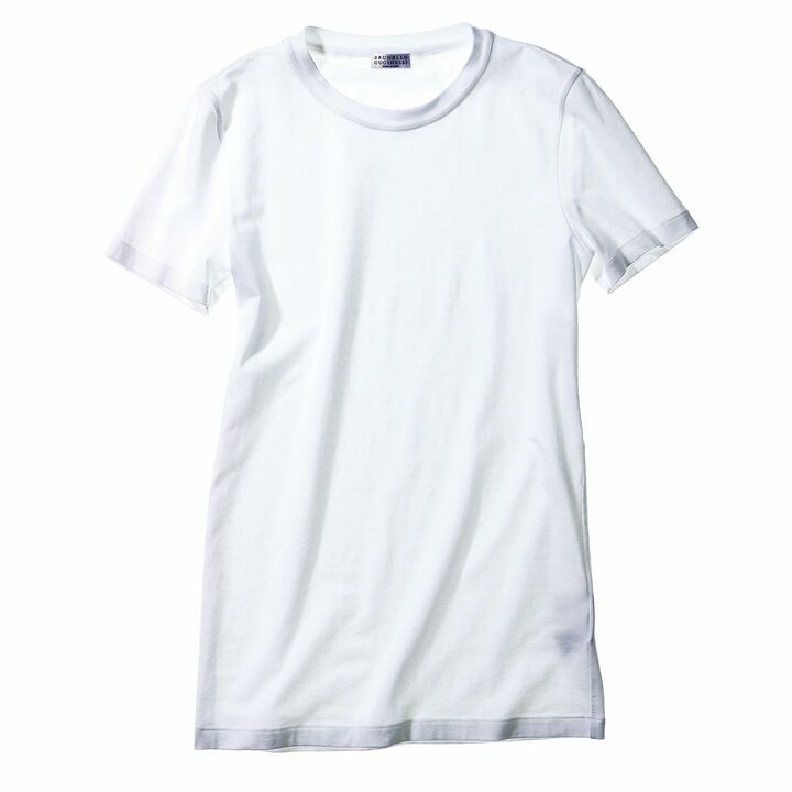 程よくゆとりのあるナチュラルフィット。後ろ襟にだけモニーレの装飾。Tシャツ￥44,000［上品な光沢のあるやわらかなコットンベース］（ブルネロ クチネリ ジャパン）