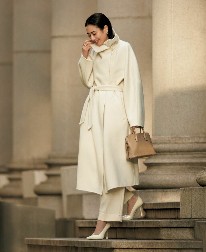 「マックスマーラ」のラップコートを着用したモデルの土屋巴瑞季さん