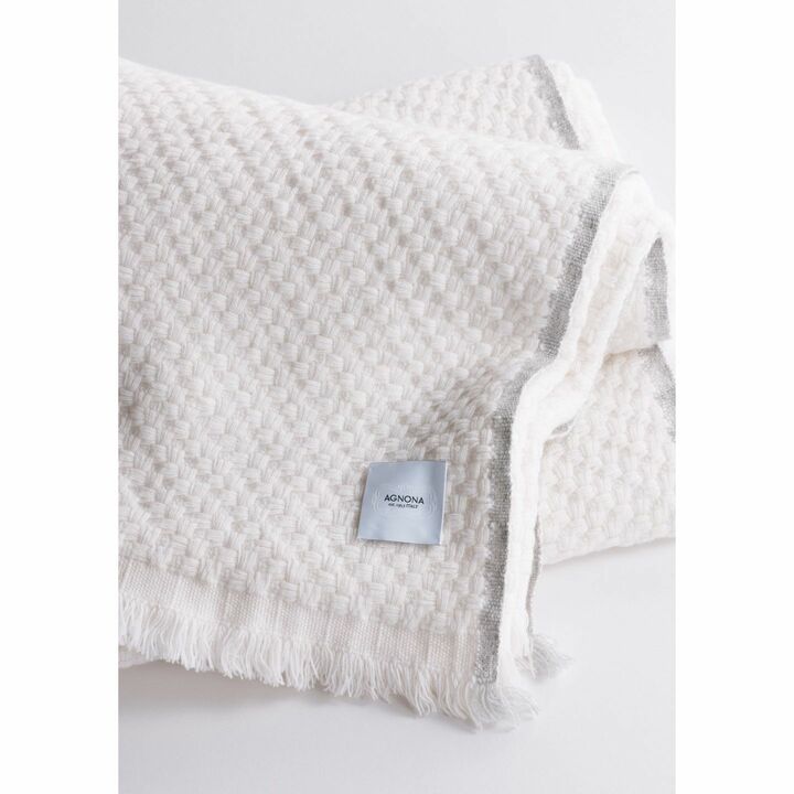 ふわっと体を包み込むワッフルのような立体感。ブランケット(ホワイト×グレー/140×190㎝)¥390,000(三喜商事〈アニオナ〉)