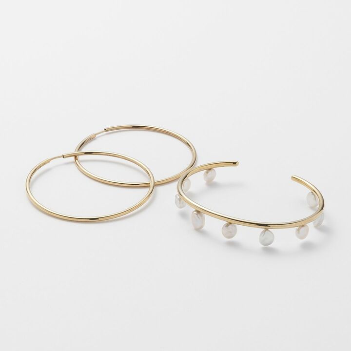 ［左］ピアス￥16,000・［右］バングル￥32,000（showroom SESSION〈マリア ブラック〉）