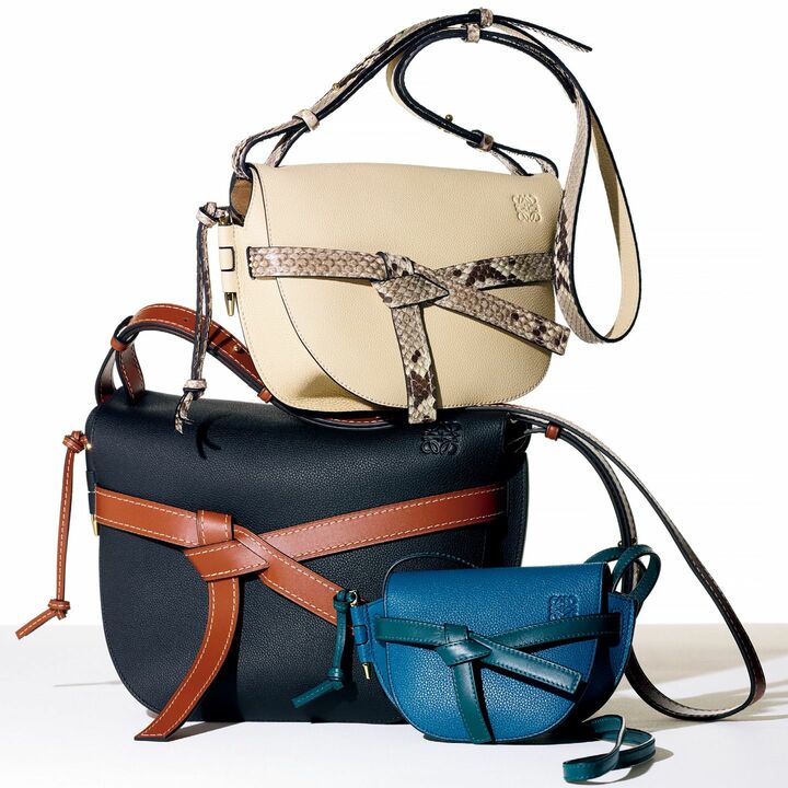 ［上］シャイニーパイソンを施したモードな香りが漂うデザイン。シックな色味で、服を選ばないのもうれしい点。『ゲート スモール バッグ』［縦19×横20×マチ11.5cm］￥257,000／伊勢丹・三越グループ限定色・［中］黒のボディにキャメルカラーが映える、洗練スタイルを好む大人向けの配色。シャツやジャケットなどトラッドスタイルにもマッチ。『ゲート バッグ』［縦26×横27×マチ15cm］￥285,000・［下］手のひらに載る、ひと目惚れ必至のミニサイズ。シックカラー以外にも、赤やイエローなどアクセントカラーもそろう。『ミニ ゲートバッグ』［縦12.5×横15×マチ8cm］￥149,000（ロエベ ジャパン）[Precious2018年12月号266ページ] 　