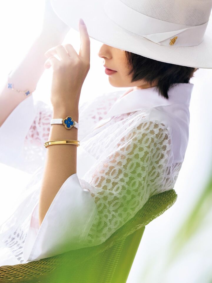 レースシャツに「ヴァン クリーフ&アーペル」の時計『スウィート アルハンブラ』を合わせたモデルの太田莉菜さん