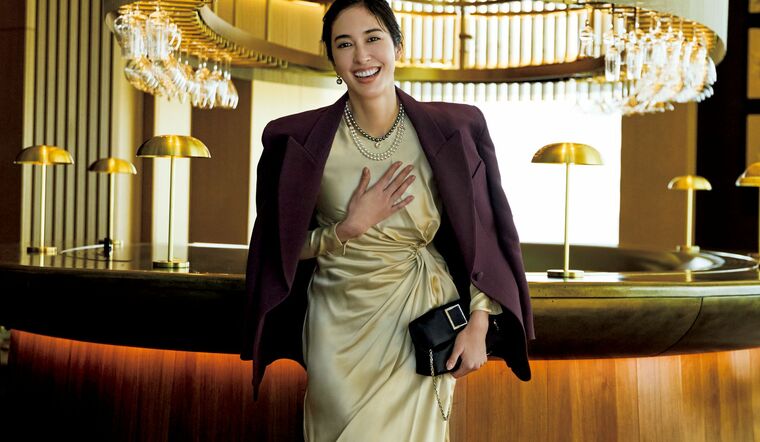 「アダム・リペス」のドレスとジャケットを着た立野リカさん