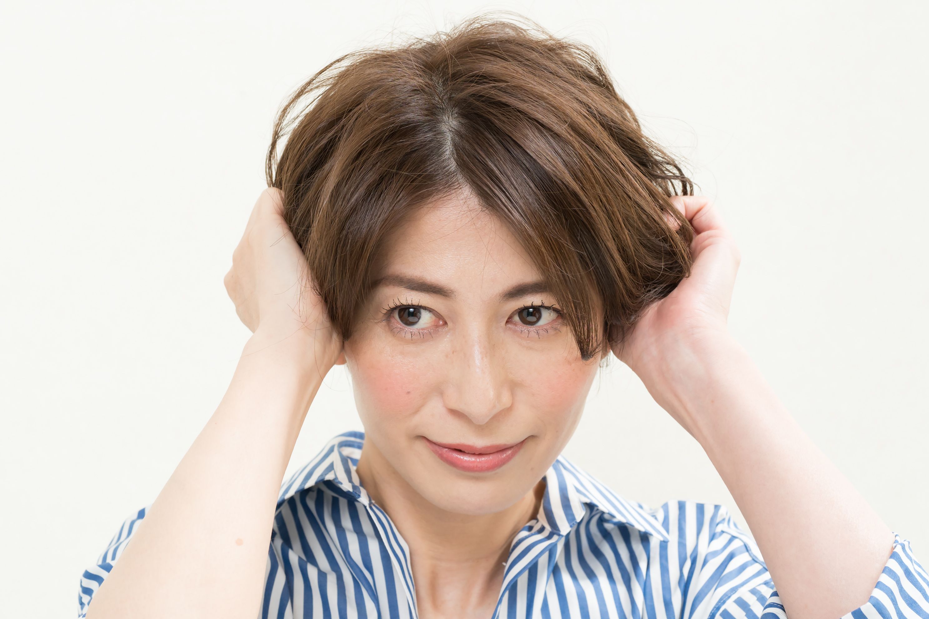 パールひと粒大のワックスを手のひらに薄くのばし、前髪とサイドの毛先だけにON。ワックスはキープ力のある硬めのものを使用して。