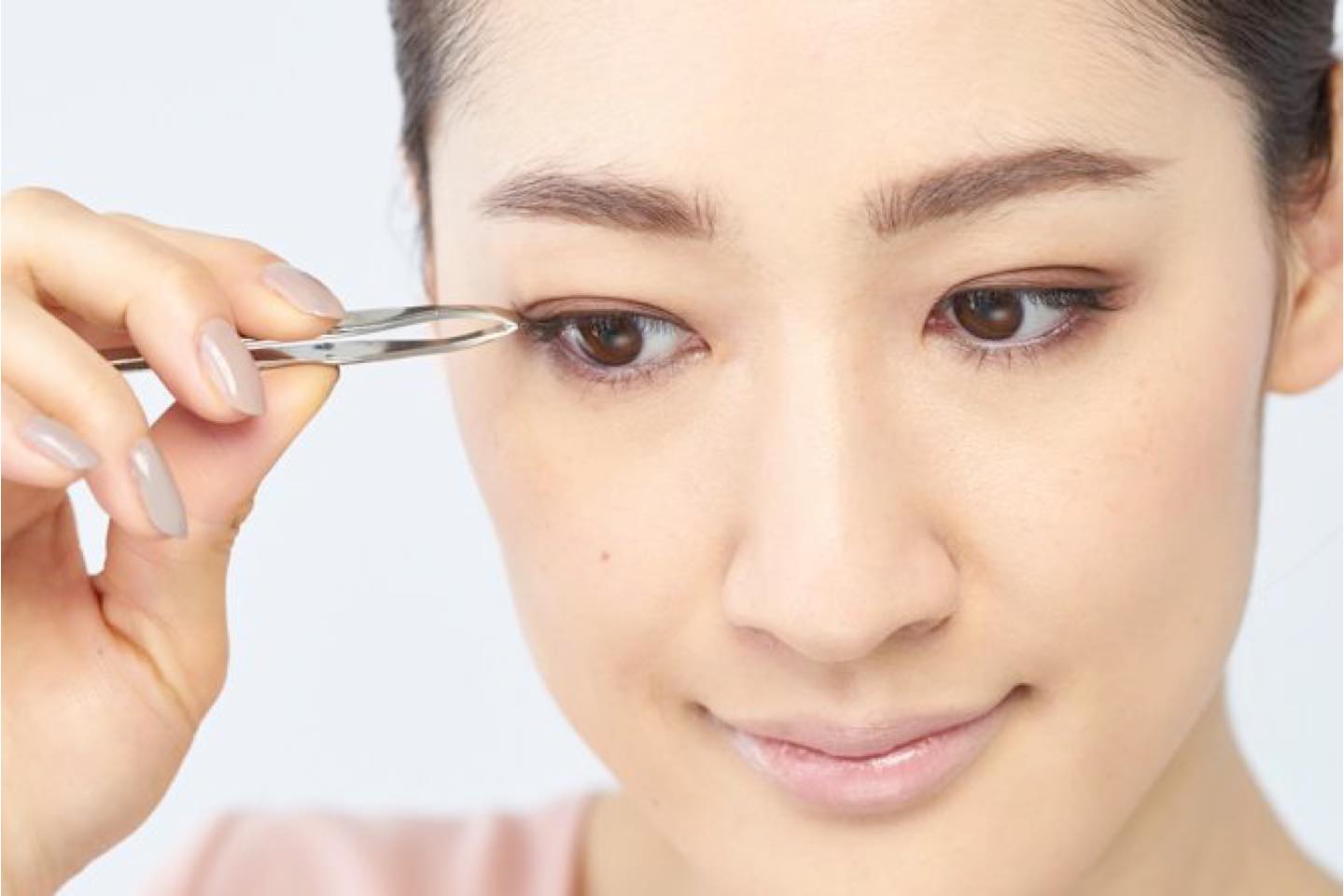 重たい目尻のたるみを「つけまつげ」で解消。