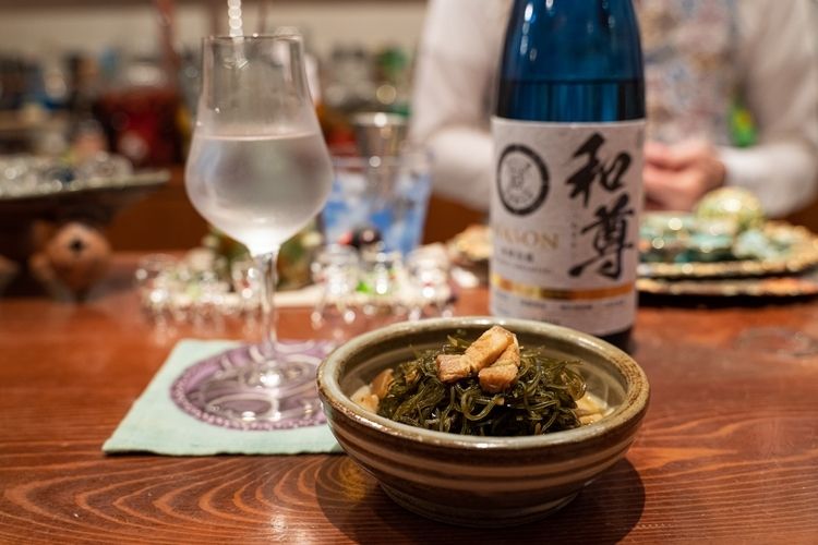 4つの蔵元が「黒糖酵母菌」をつかったお酒をブレンドした泡盛『和尊』の水割りと『クーブイリチー』500円(税抜)