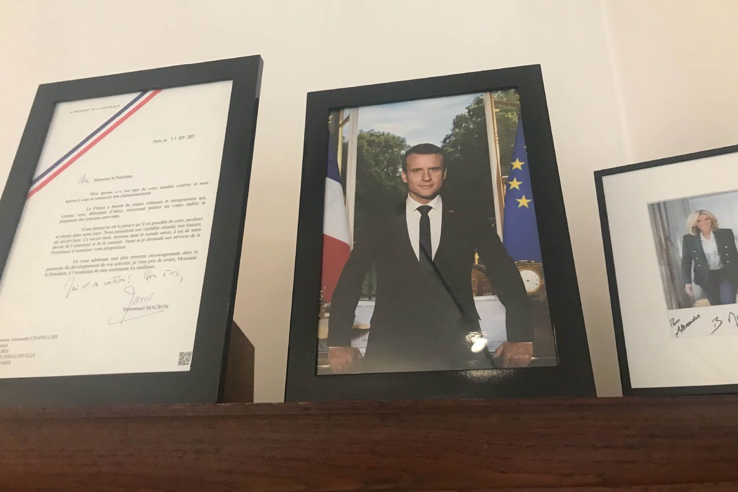 マクロン大統領も「シナーブル」のこのブルーのネクタイをつけている。