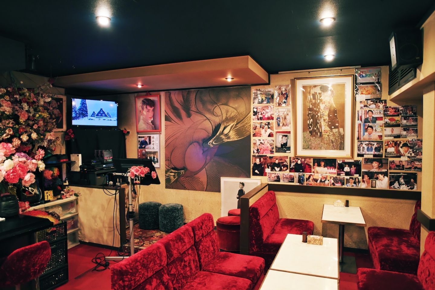 赤を基調とした店内には、この店を取り上げたメディアや店を訪れた有名人の写真が所狭しと貼られている
