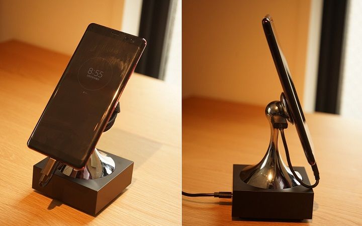 ダヴ本体とスマホを接続するとこんな感じ。配線もシンプル。画面は、縦でも横でもお好みでOK。