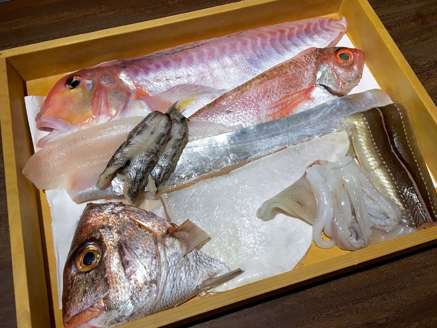 ネタ箱には色鮮やかな甘鯛やノドグロ、太刀魚など。綺麗に並べられて出番を待つのです。